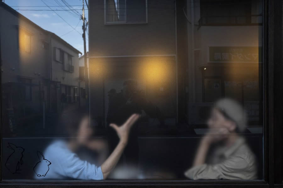 Melbourne Street Photography by Jesse Marlow. Women in a coffee shop